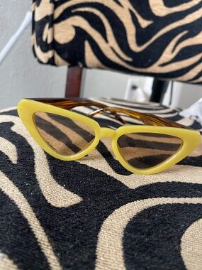 Yellow Cat Eye Women's Sunglasses - Stylish Retro Frames